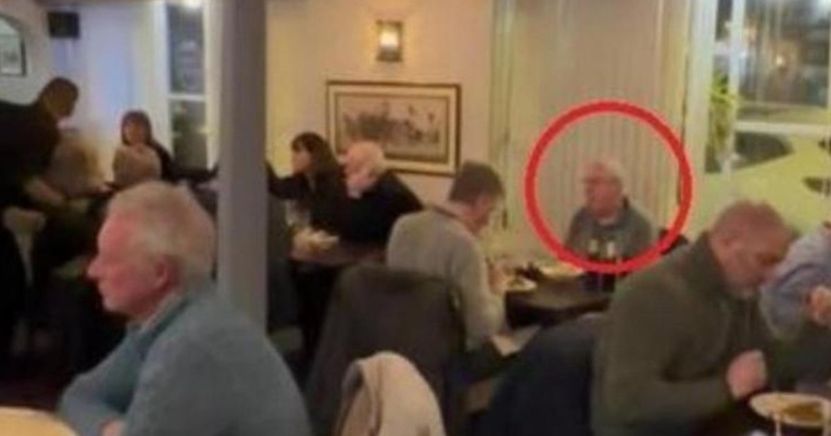 Photo of A wife saw her husband with her son in a restaurant commercial and was shocked: “He died in 2014, how is that possible?”