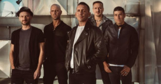 Copertina di Kekko dei Modà e la lotta contro la depressione: “Non riuscivo a piegare le gambe, il cervello mi ha bloccato il fisico. Le medicine? Pensi si diano ai pazzi, mi vergognavo”