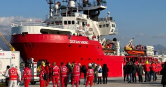 Copertina di Migranti, la Ocean Viking arriva al porto di Marina di Carrara dopo quattro giorni di navigazione: sbarcati in 95, 38 sono minori