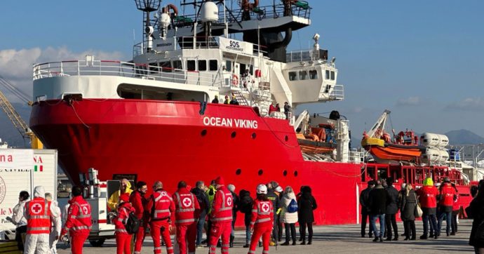 Migranti, la Ocean Viking arriva al porto di Marina di Carrara dopo quattro giorni di navigazione: sbarcati in 95, 38 sono minori