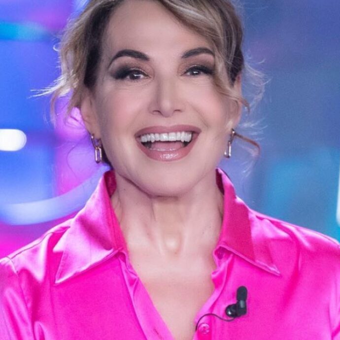 Barbara D’Urso ancora contro Mediaset per la sua ‘esclusione’: dai “budget limitati” allo studio condiviso. Ecco di cosa si lamenta e cosa non torna