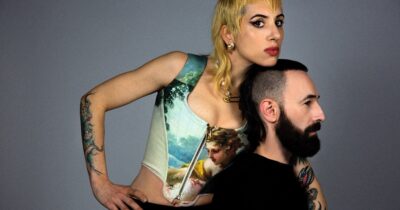 Copertina di Sanremo 2023, i Coma Cose raccontano del loro amore in crisi: dal lavoro insieme in un negozio alla seconda volta all’Ariston