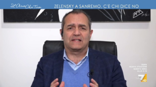 Copertina di De Magistris a La7: “Zelensky a Sanremo non si può proprio guardare. Basta con la propaganda di guerra”. Bagarre in studio