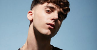 Copertina di Sanremo 2023, chi è LDA figlio di Gigi D’Alessio: “Avevo paura di dire a mio papà che volevo fare il cantante. Quando l’ho fatto mi sono messo a piangere”