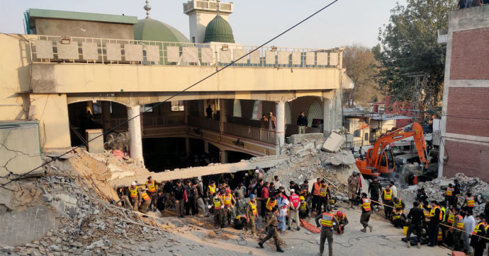 Kamikaze si fa esplodere in una moschea di Peshawar: almeno 61 morti e 152 feriti. Rivendicano i Taliban pakistani
