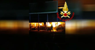 Copertina di Castel Romano, grosso incendio in un capannone: 15 squadre dei vigili del fuoco al lavoro per spegnere le fiamme – Video