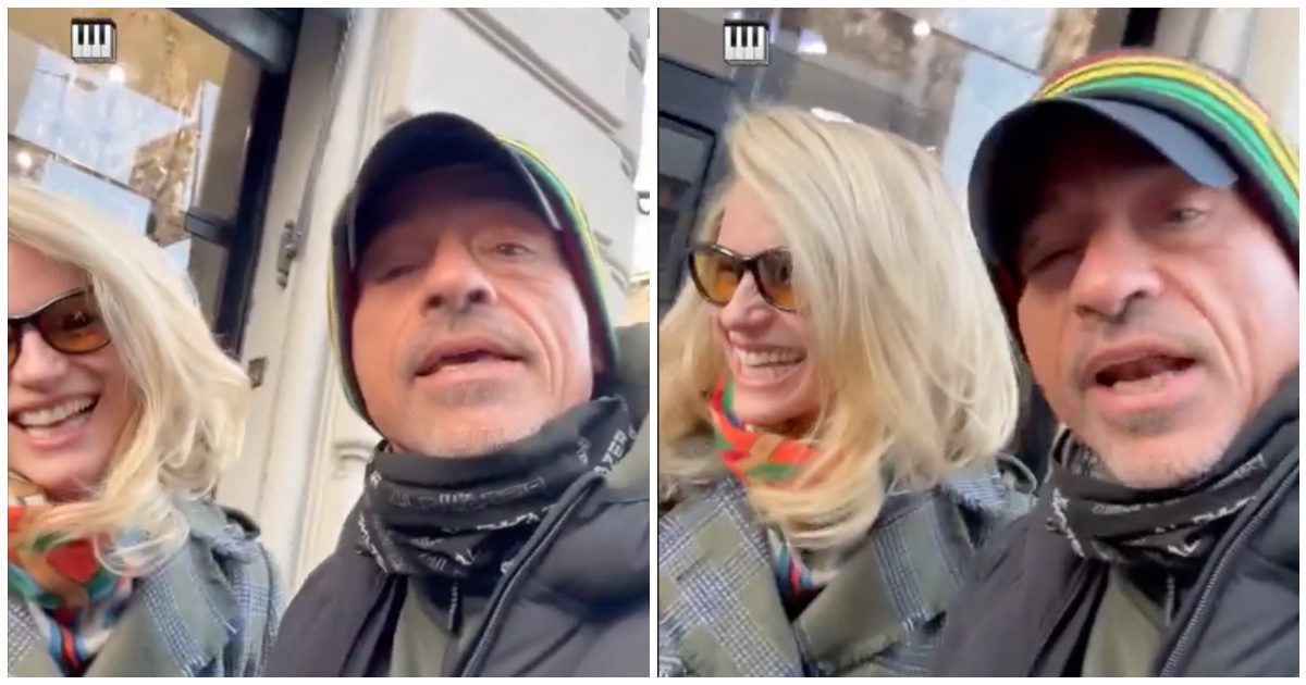 Eros Ramazzotti e Michelle Hunziker, il video del duetto per le vie di Milano scatena i fan: “È ancora pazzo di lei”