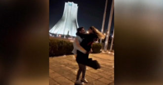 Copertina di Iran, il ballo “virale” che è costato dieci anni di carcere a una coppia – Video