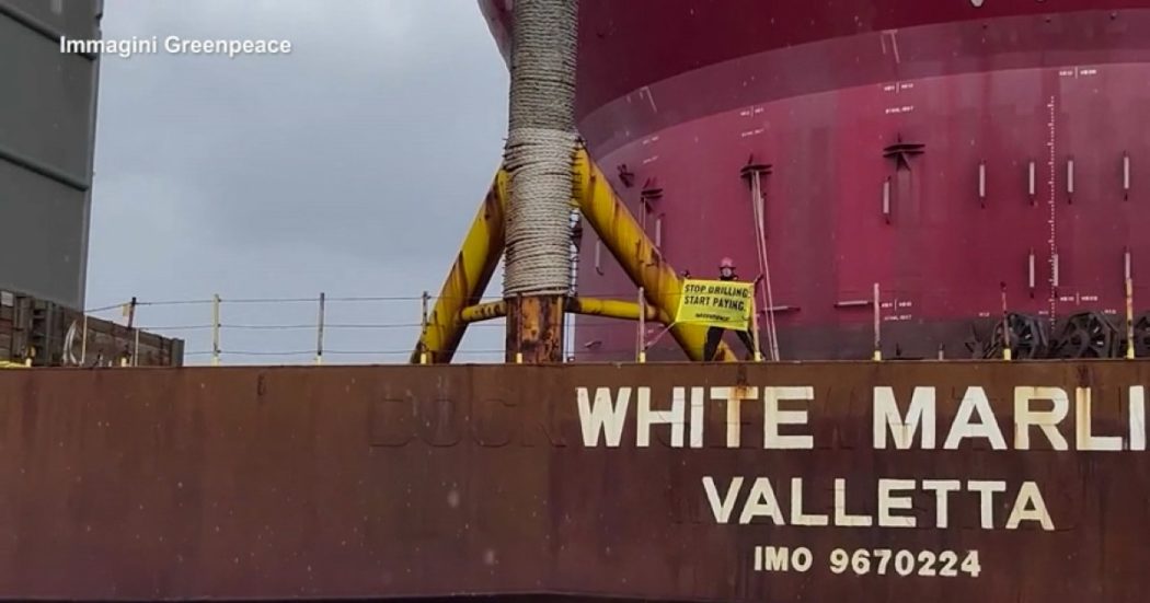 Gli attivisti di Greenpeace occupano una piattaforma Shell nell’Atlantico: “Basta trivellare” – Video