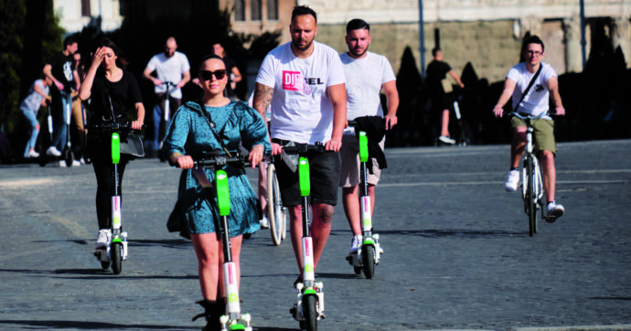 Mobilità elettrica, uno studio avverte: “senza decrescita le batterie non bastano”