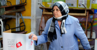 Copertina di Tunisia, urne deserte anche al secondo turno: affluenza all’11,3%, pochissime donne e giovani. Accuse di irregolarità nelle votazioni