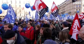 Copertina di Parigi, i manifestanti tornano in piazza: in migliaia al corteo contro la riforma delle pensioni – Video