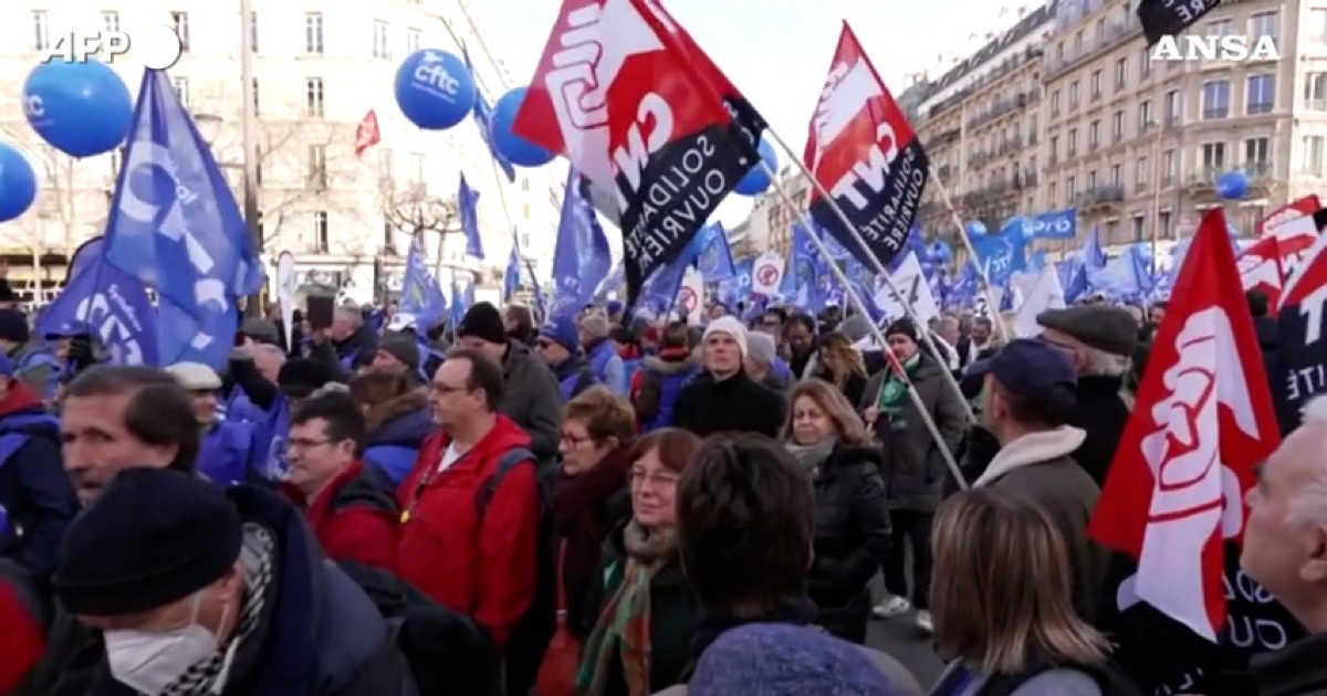 Parigi, i manifestanti tornano in piazza: in migliaia al corteo contro la riforma delle pensioni – Video