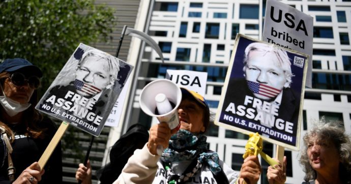 Copertina di Assange e l’accusa di stupro. Stoccolma ha distrutto i file