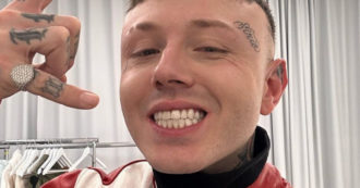 Copertina di Sanremo 2023, chi è Lazza il rapper dei record: “Lavoravo in cantiere per meno di 400 euro al mese, ora ho preso un completo di Prada da 3mila euro”