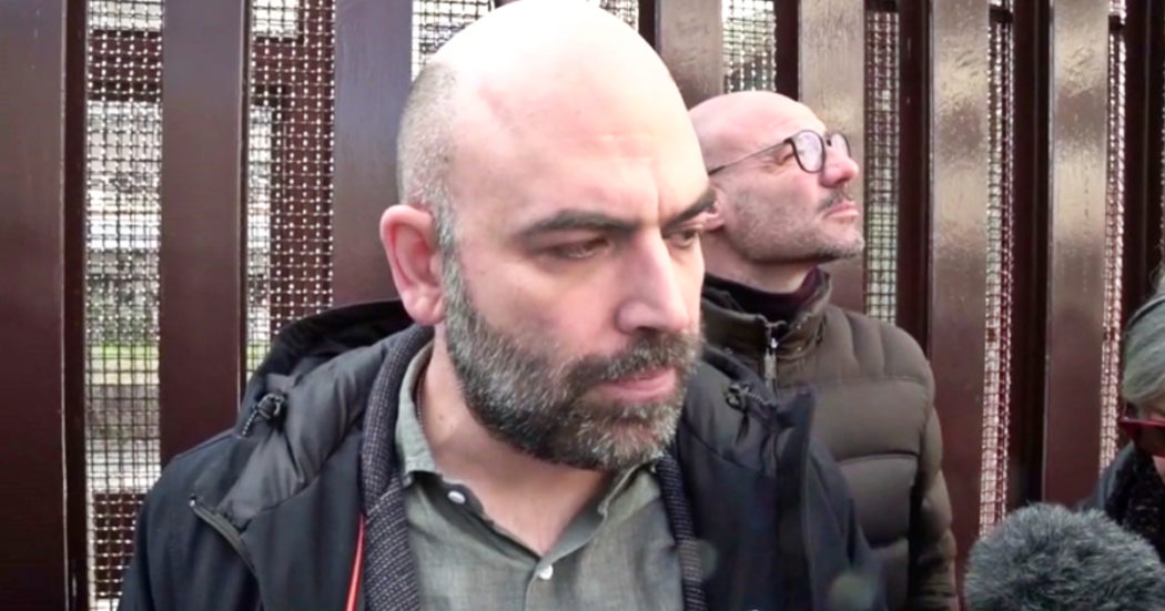 Saviano a processo con l’accusa di aver diffamato Salvini: “Sono fiero di essere imputato, ecco perché l’ho definito ‘ministro della malavita’”