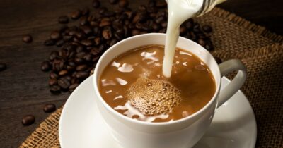 Copertina di Bere caffelatte la mattina può avere un effetto antinfiammatorio: tutti i benefici scoperti da un nuovo studio