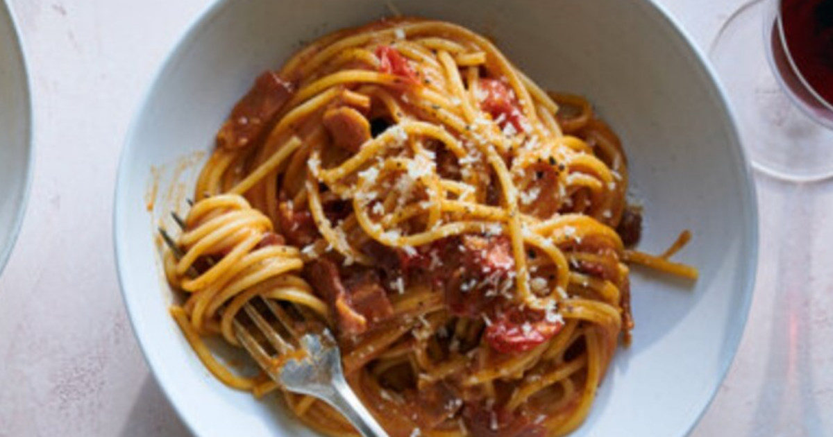 Carbonara al pomodoro, la ricetta del New York Times fa infuriare i social: “È una dichiarazione di guerra all’Italia”