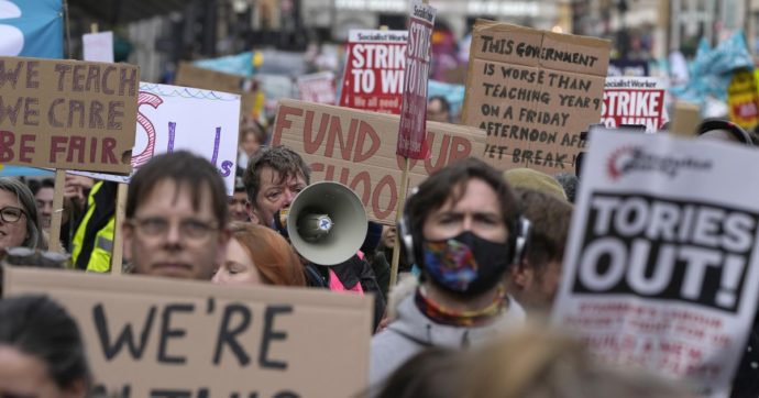 Regno Unito, 500mila dipendenti pubblici in sciopero. Muro contro muro con il governo che rifiuta aumenti e minaccia di licenziare
