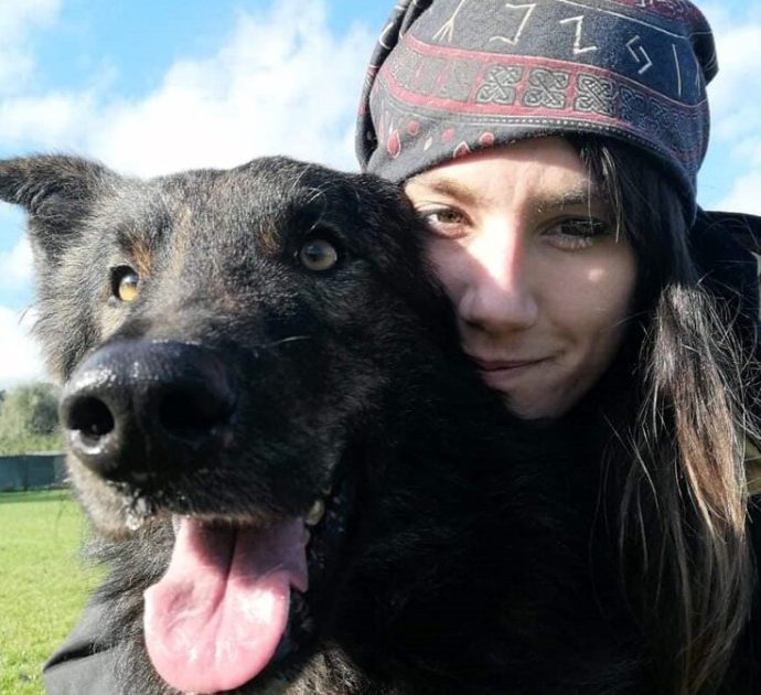 Cacciatori le uccidono il cagnolino di un anno e mezzo: “Dopo avergli sparato mi hanno anche riso in faccia mentre piangevo”