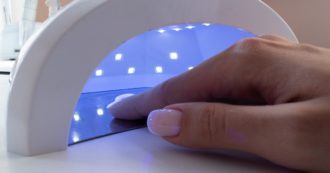 Copertina di “Le lampade a raggi Uv per la manicure con lo smalto gel hanno effetti cancerogeni”: l’allarme in un nuovo studio. L’esperto: “Ecco come stanno le cose”