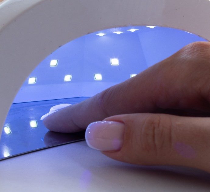 “Le lampade a raggi Uv per la manicure con lo smalto gel hanno effetti cancerogeni”: l’allarme in un nuovo studio. L’esperto: “Ecco come stanno le cose”