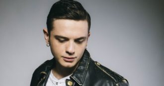 Copertina di Sanremo 2023, chi è Olly e come mai colleziona accendini con la foto di Vasco Rossi