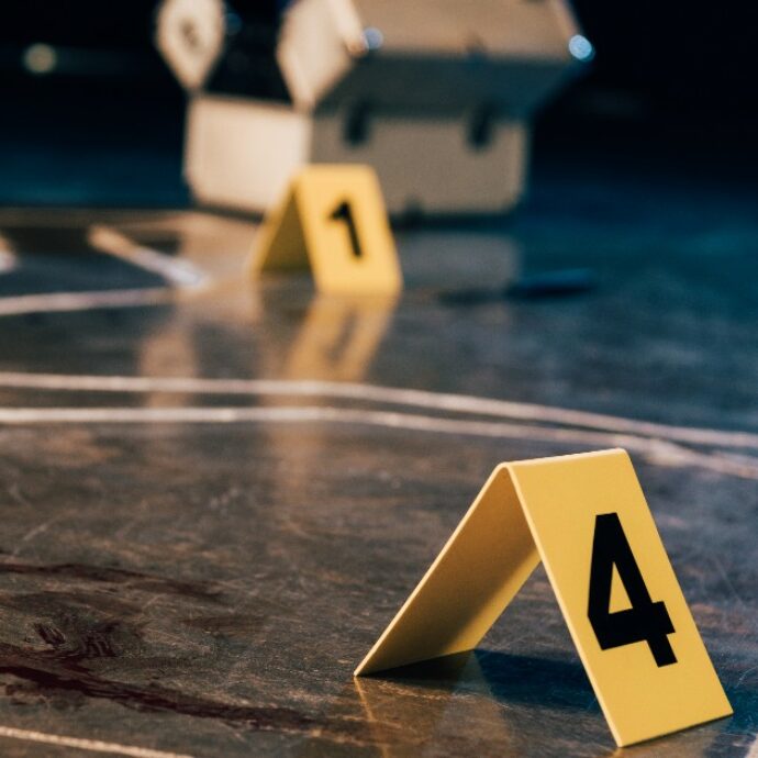 Difende una ragazza da una rapina, l’aggressore lo colpisce con il machete: 32enne rischia di perdere la mano. “È arrivato in ospedale con l’arto penzolante”