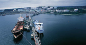 Copertina di Il flop dell’embargo sul petrolio russo: Mosca esporta gli stessi volumi grazie alle “navi fantasma”. Rischio boomerang per la Ue