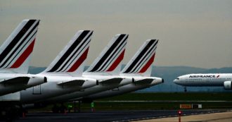 Copertina di Francia, stop ai voli a corto raggio per ridurre le emissioni: il braccio di ferro tra compagnie aeree e ambientalisti