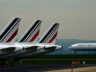 Francia, stop ai voli a corto raggio per ridurre le emissioni: il braccio di ferro tra compagnie aeree e ambientalisti