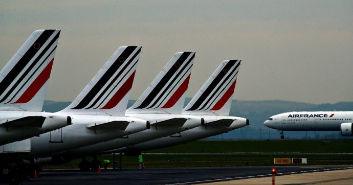 Francia, stop ai voli a corto raggio per ridurre le emissioni: il braccio di ferro tra compagnie aeree e ambientalisti