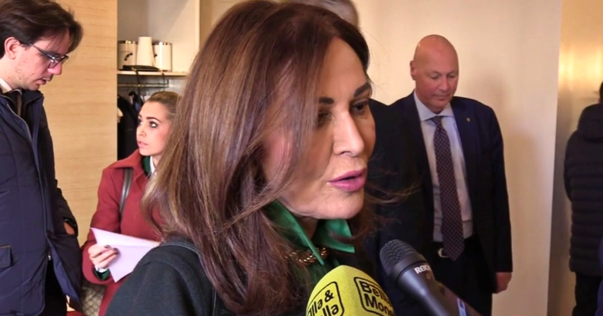 Santanché, passa l’ordine del giorno Pd che impegna a sanzionare Visibilia. Sì del governo che poi ribadisce “fiducia” nella ministra. Lei replica: “Giusto, chiarirò in Senato”. I dem: “L’hanno scaricata”