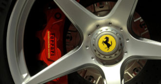 Copertina di Ferrari, guadagni record e soldi ai dipendenti. L’ad Vigna: “Vogliamo competere anche in F1”