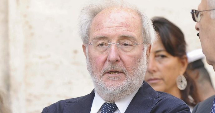 Morto Enzo Carra,  foto in manette fece storia