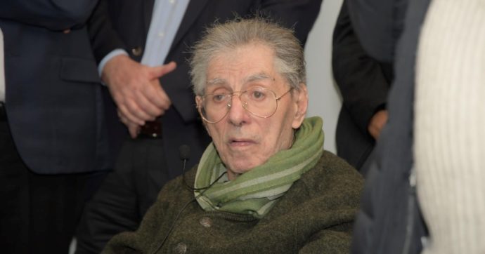 Bossi sfrattato anche dalla stanza  di Giorgetti: la potrà usare part-time