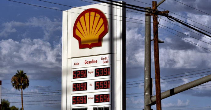 Effetto Ucraina sui conti dei big del petrolio. Super profitti per Shell ed Exxon con utili più che raddoppiati in un anno