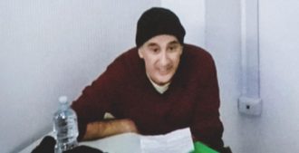 Copertina di Alfredo Cospito, si valuta il trasferimento in ospedale. La difesa: “Diffida a trattamenti o alimentazione forzati”