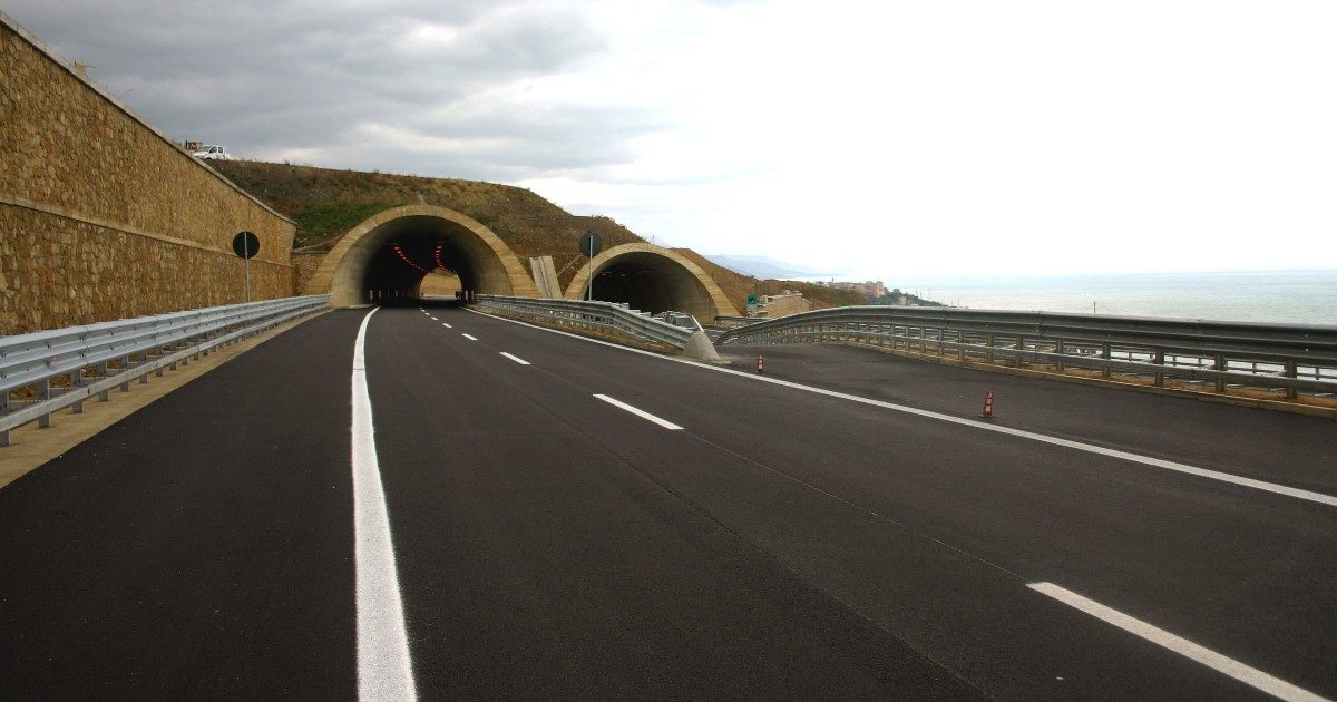 Messina, “bando ad hoc per realizzare l’antincendio sulle autostrade”: arresti domiciliari per dipendente del Cas e altri tre. Le intercettazioni