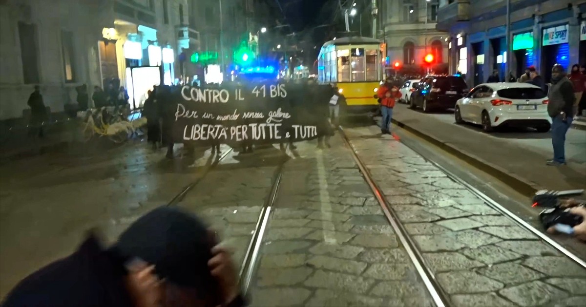 Cospito, corteo degli anarchici a Milano: cameraman ferito alla testa da un fumogeno. Traffico bloccato