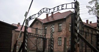 Copertina di Fa il saluto nazista ad Auschwitz mentre è in gita scolastica: 14enne fiorentino processato sia in Polonia che in Italia