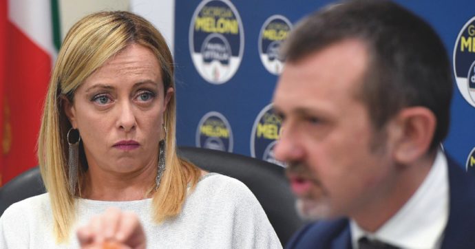Meloni tace ancora su Delmastro. Ma frena FdI: “Abbassate i toni”