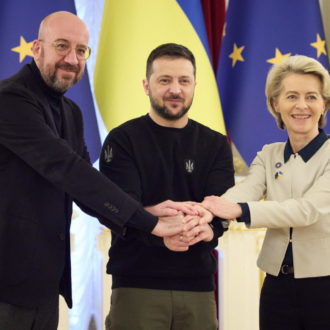 Copertina di Maxi vertice Ue-Kiev. Meloni a Berlino non parla di Cospito: il Fatto di domani 4 febbraio