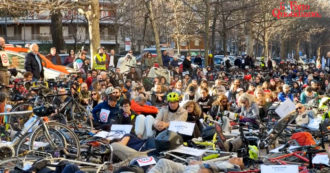 Copertina di Incidenti in bicicletta, la manifestazione dopo la morte di Veronica a Milano. “Vogliamo il limite di 30 all’ora e zone pedonali davanti alle scuole”