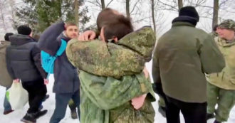 Copertina di Ucraina, 63 prigionieri catturati fanno ritorno in Russia: il video del rilascio e la gioia dei militari di Mosca