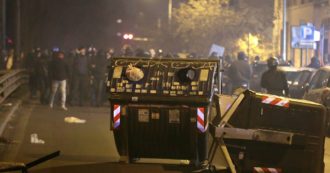 Copertina di Cospito, tensione al corteo degli anarchici a Roma: lancio di bottiglie contro la polizia. Fermati alcuni manifestanti