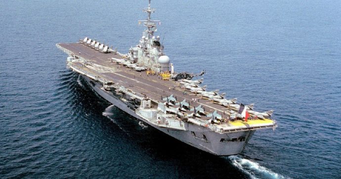Portaerei “tossica” affondata: “Niente soldi per smaltirla”