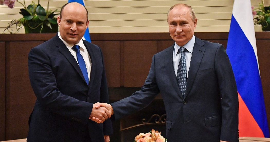 Ucraina, l’ex premier Bennett: “Putin mi assicurò che non avrebbe ucciso Zelensky”. Prigozhin: “A Bakhmut ucraini combattono fino all’ultimo fosso”