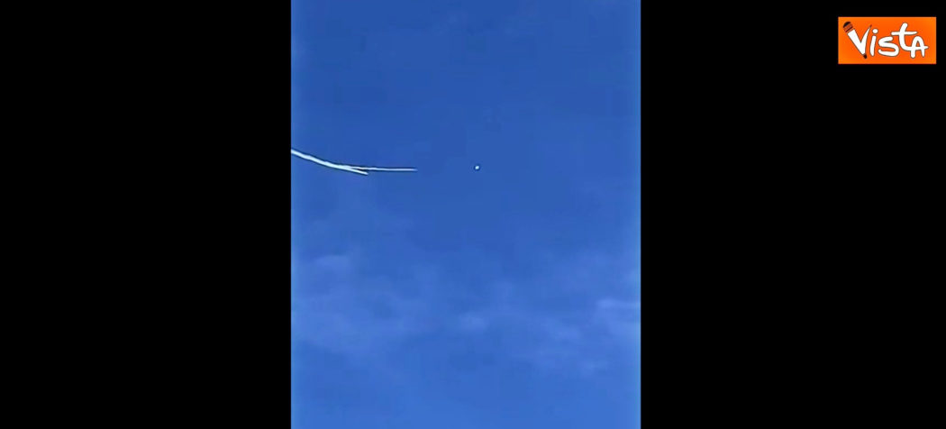 Il video dell’abbattimento del pallone-spia cinese nei cieli Usa: il lancio del missile e la struttura che cade al suolo