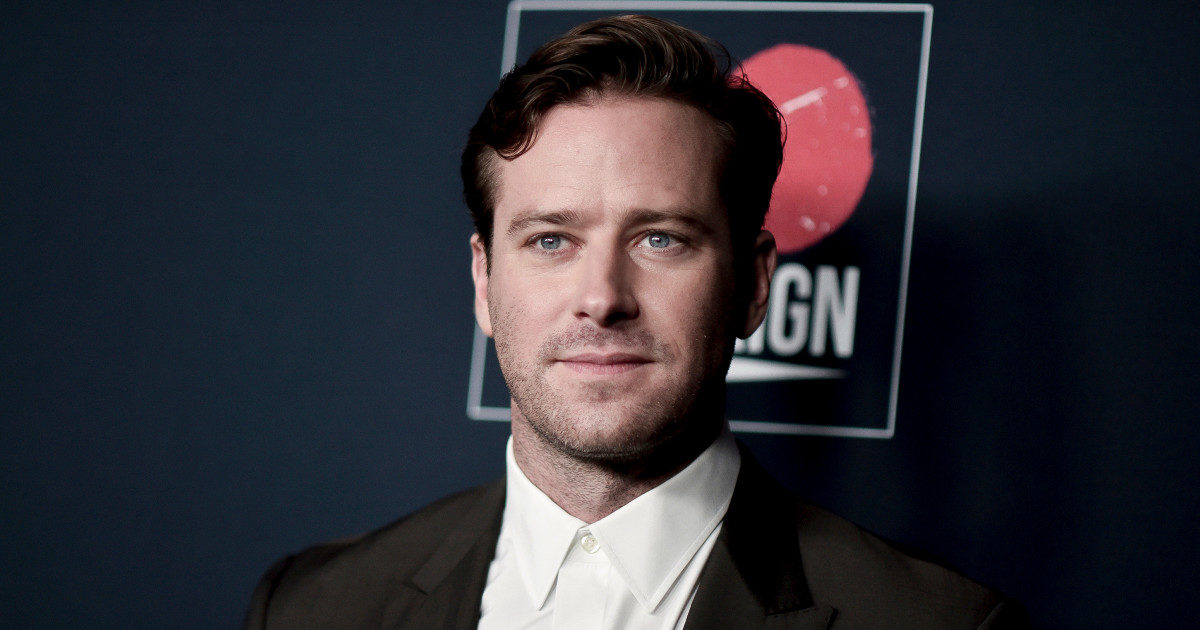 Armie Hammer: “A 13 anni un religioso abusò di me. Ho pensato al suicidio, nuotavo nell’oceano sperando di essere ingoiato da uno squalo”